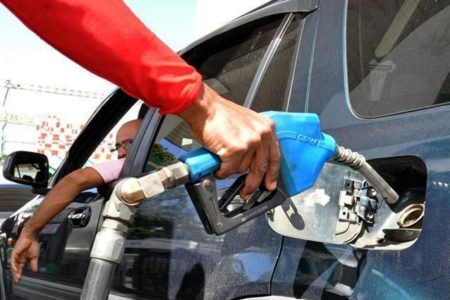 Gobierno baja nuevamente los precios de los combustibles