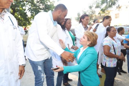 Más de 600 personas son atendidas en operativo médico en las matas de farfán.