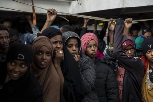 Buque con 300 migrantes llega a España