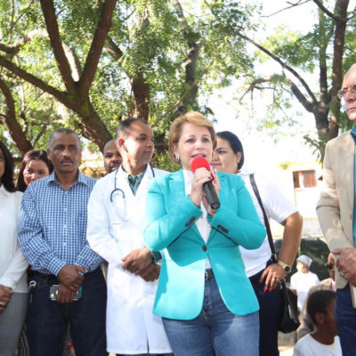 Más de 600 personas son atendidas en operativo médico en las matas de farfán; lucía medina lleva operativos a toda la provincia