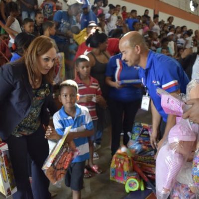 Plan Social entrega juguetes en Villa Duarte