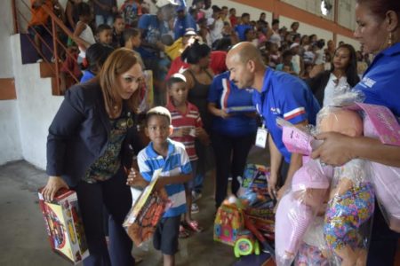 Plan Social entrega juguetes en Villa Duarte