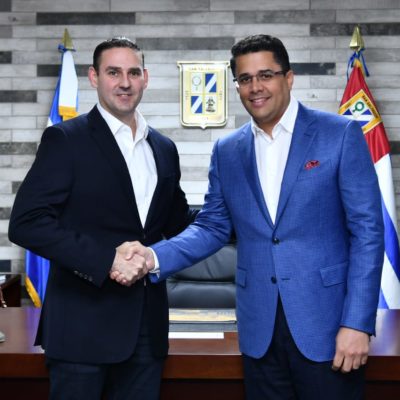 Alcalde Collado recibe las llaves de la ciudad de San Salvador.