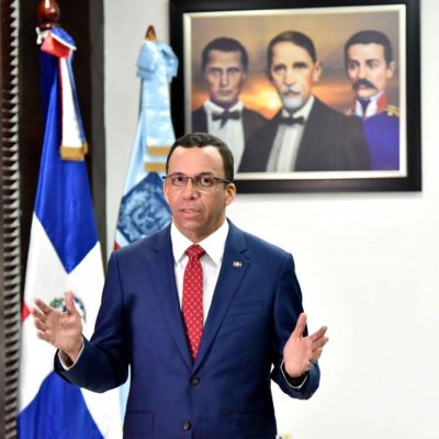 Ministro Andres Navarro exhorta familias enviar sus hijos puntualmente a clase este 07 Enero