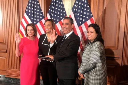 Congresista Adriano Espaillat jura para segundo período congresual reafirmando lucha por inmigrantes y unidad de la nación.