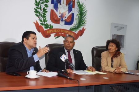 Comisión contrato de la Cámara de Diputados entrega a la Defensora del Pueblo proyecto desaprueba donación Cueva de Las Maravillas
