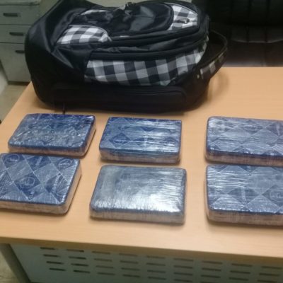 Ocupan seis paquetes de cocaína a extranjero en aeropuerto de punta cana