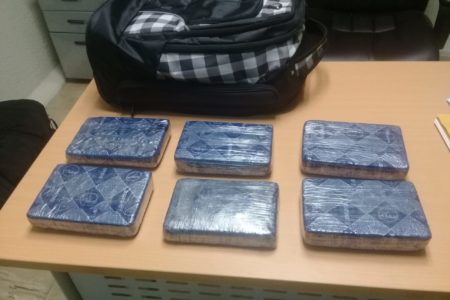 Ocupan seis paquetes de cocaína a extranjero en aeropuerto de punta cana