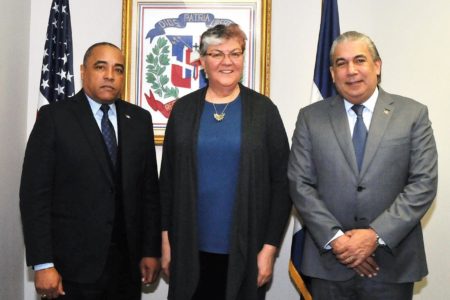 Cónsul Carlos Castillo se reúne con comisionada del MVC de NJ para tratar proyecto daría licencia a indocumentados
