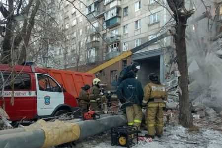 Suman 22 los muertos tras derrumbe de edificio en rusia