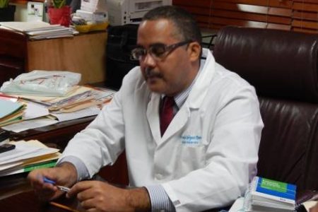 Director de hospital de Barahona renuncia tras escándalos