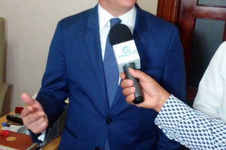 Domínguez Brito llama a debate público a los aspirantes a la presidencia