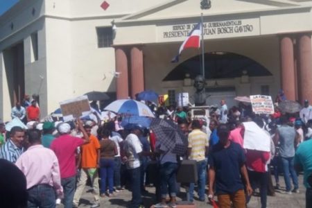 Familia Rosario reclama fondos de herencia frente al Palacio Nacional