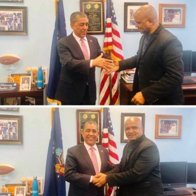 Congresista Adriano Espaillat recibe al bloguero Jose Zabala en su oficina de Harlem durante homenaje a la vida y el legado del Dr. Martin Luther King, Jr.