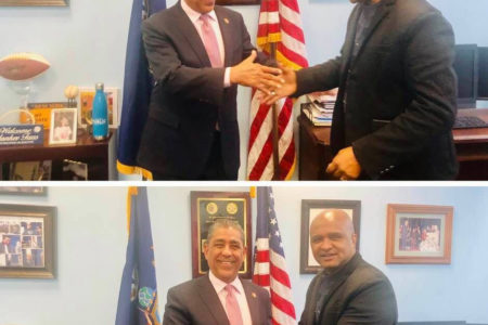 Congresista Adriano Espaillat recibe al bloguero Jose Zabala en su oficina de Harlem durante homenaje a la vida y el legado del Dr. Martin Luther King, Jr.