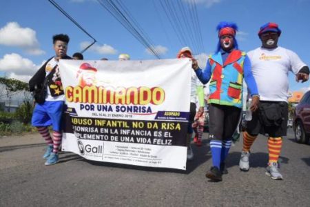 Payasos continúan caminata hacia Higüey contra el abuso infantil