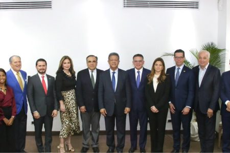 Ex presidente Fernández se reúne con empresarios en busca de alianza público privada