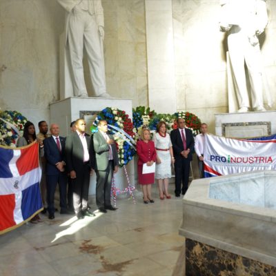 PROINDUSTRIA deposita ofrenda floral en el altar de la patria