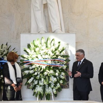 Canciller Vargas encabeza ofrenda floral en el Altar de la Patria