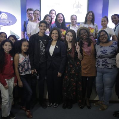 Margarita Cedeño promueve lectura y tecnología en la juventud con encuentro internacional de booktubers