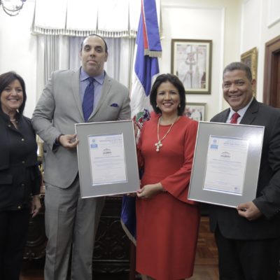 Vicepresidenta recibe recertificaciones de calidad y seguridad logradas por Siuben