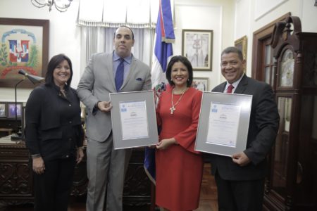 Vicepresidenta recibe recertificaciones de calidad y seguridad logradas por Siuben