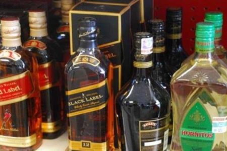 PN apresa a seis hombres acusados de falsificación y adulteración de bebidas alcohólicas