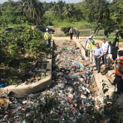 Medio Ambiente y alcaldía SDE buscan solución a toneladas residuos sólidos llegan a rio Ozama a través de cañadas por la vieja Barquita