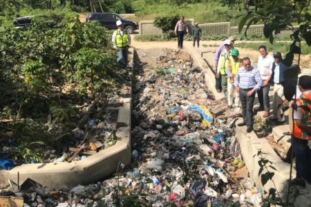 Medio Ambiente y alcaldía SDE buscan solución a toneladas residuos sólidos llegan a rio Ozama a través de cañadas por la vieja Barquita