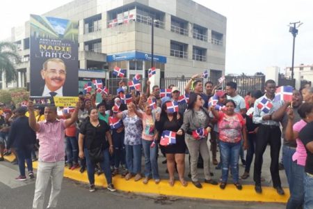 Manifestantes de «El Pueblo Manda» piden a Danilo reelegirse en 2020