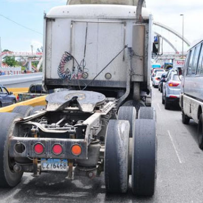 Sancionarán vehículos circulen con gomas lisas