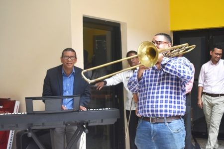 Rectora UASD entrega instrumentos musicales a la escuela de Música