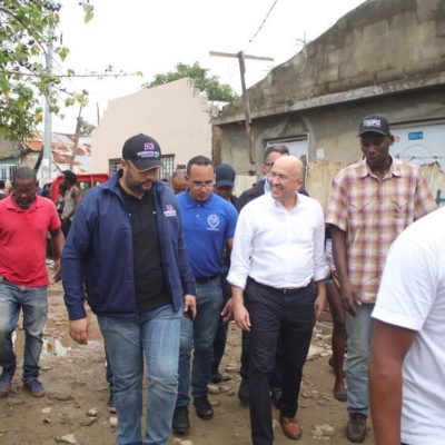 Aspirante presidencial del PLD constituye Movimiento Magisterial con Domíguez Brito en la capital