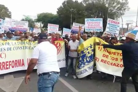 Trabajadores de la construcción marchan contra la no disolución del IDSS