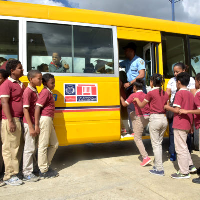 Estudiantes escuela cristo rey en san francisco de macoris reciben autobus por parte del presidente medina