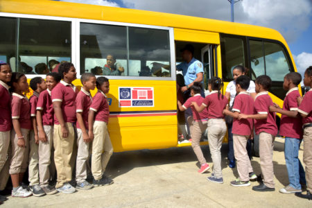 Estudiantes escuela cristo rey en san francisco de macoris reciben autobus por parte del presidente medina