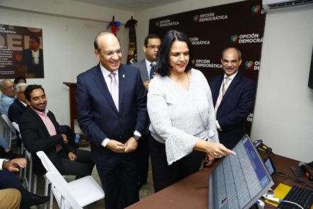 JCE realiza demostración de Voto Automatizado en la sede de Opción Democrática