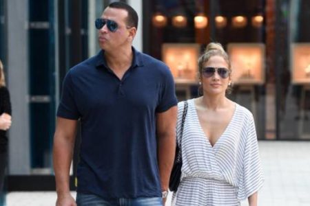 Modelo Playboy afirma A-Rod le envió mensajes sexuales meses antes de comprometerse con JLo