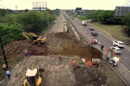 Obras Públicas trabaja en reparación de derrumbe en la autopista Duarte