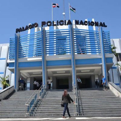 Agentes policiales protestan por ascensos en el palacio de la Policía Nacional