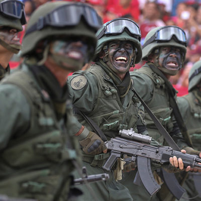 Militares de bandos contrarios se aprestan a enfrentarse en Venezuela