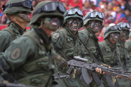 Militares de bandos contrarios se aprestan a enfrentarse en Venezuela