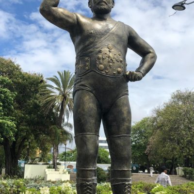 Develizan estatua de Jack Veneno en el Parque Eugenio María de Hostos