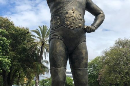 Develizan estatua de Jack Veneno en el Parque Eugenio María de Hostos