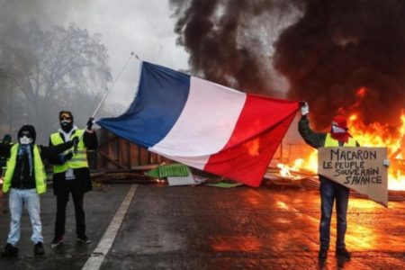 Disturbios entre radicales y policía en la protesta de “chalecos amarillos”