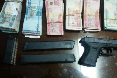 Ciudadano denuncia allanan casa por error y le llevan más de RD$100 mil y dos pistolas en SFM