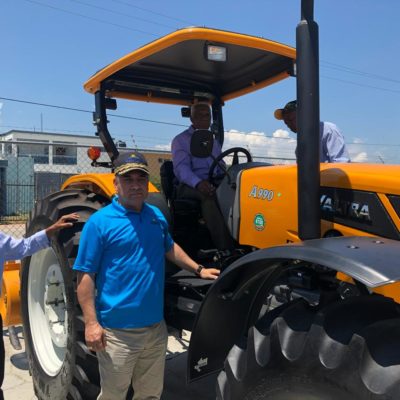 La Utepda entrega tractor a productores de la cooperativa agropecuaría macasias