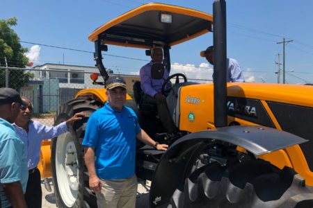La Utepda entrega tractor a productores de la cooperativa agropecuaría macasias