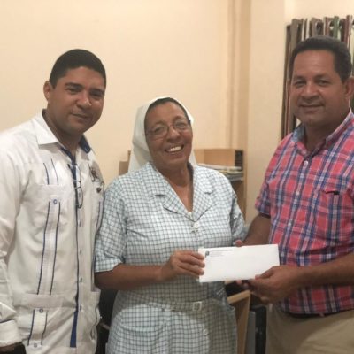 Director DF Miguel Bejarán entrega cheque de RD$120 mil para cirugía de joven