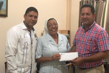 Director DF Miguel Bejarán entrega cheque de RD$120 mil para cirugía de joven